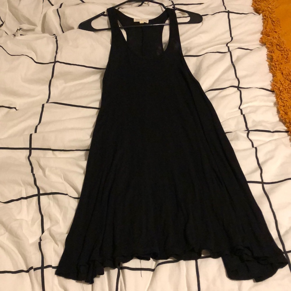 Black sleeveless dress
